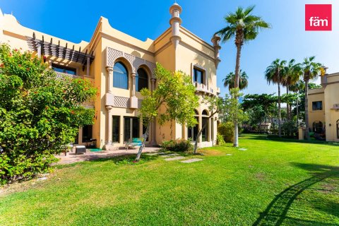 Villa en Palm Jumeirah, Dubai, 4 dormitorios, 468.8 m², № 10755 - foto 1