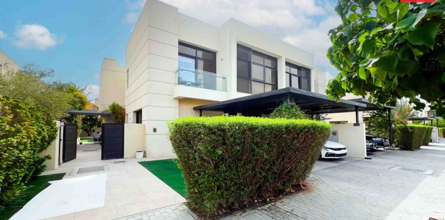 Villa in Dubai 4 bedrooms, 392.4 sq.m. № 40799