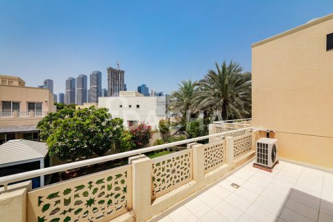 Villa in Meadows, Dubai 4 bedrooms, 372 sq.m. № 105293 - photo 29