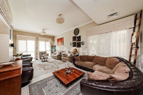Villa in Meadows, Dubai 4 bedrooms, 372 sq.m. № 105293 - photo 16