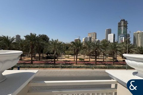 Adosado en Jumeirah Village Circle, Dubai, 4 dormitorios, 285 m², № 98596