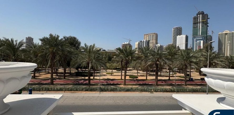 Adosado en Jumeirah Village Circle, Dubai, 4 dormitorios, 285 m², № 98597