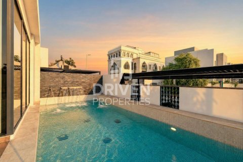 Villa in Umm Suqeim, Dubai 5 bedrooms, 594.58 sq.m. № 135995 - photo 2