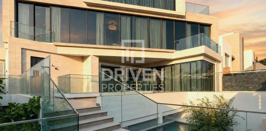 Villa in Umm Suqeim, Dubai 5 bedrooms, 594.58 sq.m. № 135995