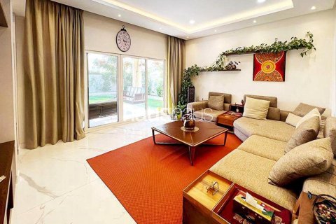 Villa in Meadows, Dubai 4 bedrooms, 381 sq.m. № 44736 - photo 13