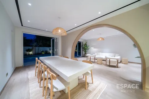 Купить виллу в Арабиан Ранчес, Дубай: 6 спален, 520м², № 78157 - фото 4