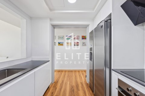 Apartment in Golf Towers, The Views, Dubai 2 bedrooms, 131 sq.m. № 69848 - photo 17