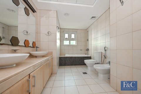 Apartment in Shoreline Apartments, Palm Jumeirah, Dubai 3 bedrooms, 204 sq.m. № 103807 - photo 17
