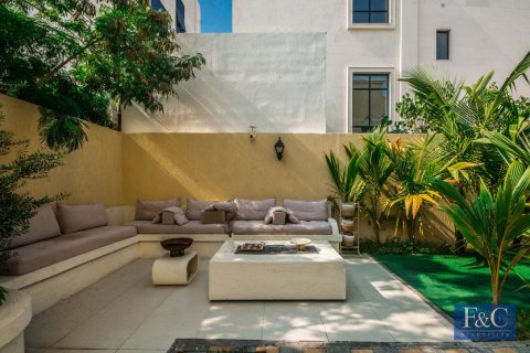 Villa in Al Quoz, Dubai 4 bedrooms, 334 sq.m. № 103798 - photo 11