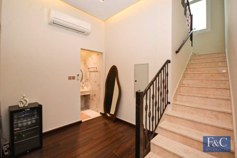 Villa in Al Quoz, Dubai 4 bedrooms, 334 sq.m. № 103798 - photo 12