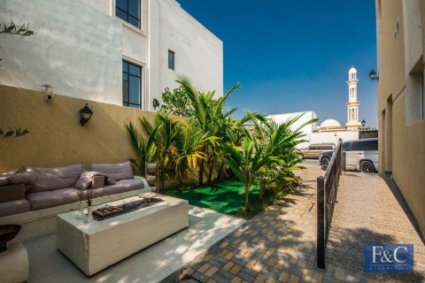 Villa in Al Quoz, Dubai 4 bedrooms, 334 sq.m. № 103798 - photo 9