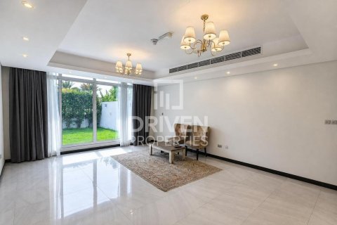 Villa en Al Barsha South, Al Barsha, Dubai, 3 dormitorios, 239.97 m², № 140722 - foto 2