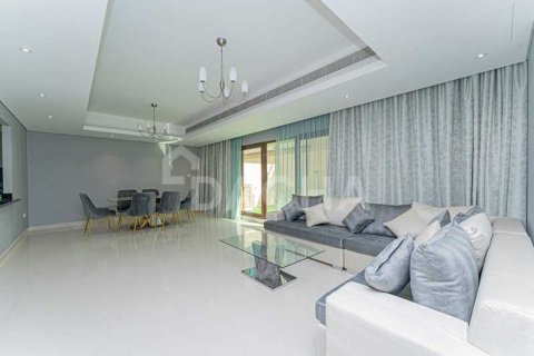 Снять в аренду виллу в Nad Al Sheba Gardens, Nadd Al Sheba, Дубай: 4 спальни, 217.9м², № 6671 - фото 1