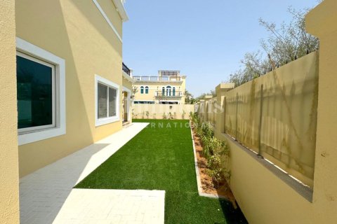 Снять в аренду виллу в Jumeirah Park Homes, Jumeirah Park, Дубай: 4 спальни, 538.85969672м², № 12541 - фото 11