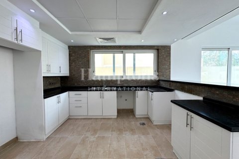 Снять в аренду виллу в Jumeirah Park Homes, Jumeirah Park, Дубай: 4 спальни, 538.85969672м², № 12541 - фото 3