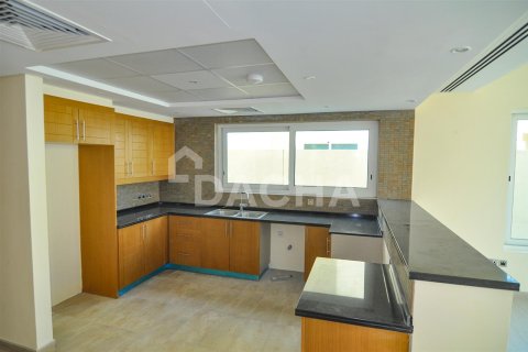 Villa in Legacy Nova Villas, Jumeirah Park, Dubai 4 bedrooms, 454.6 sq.m. № 6939 - photo 5