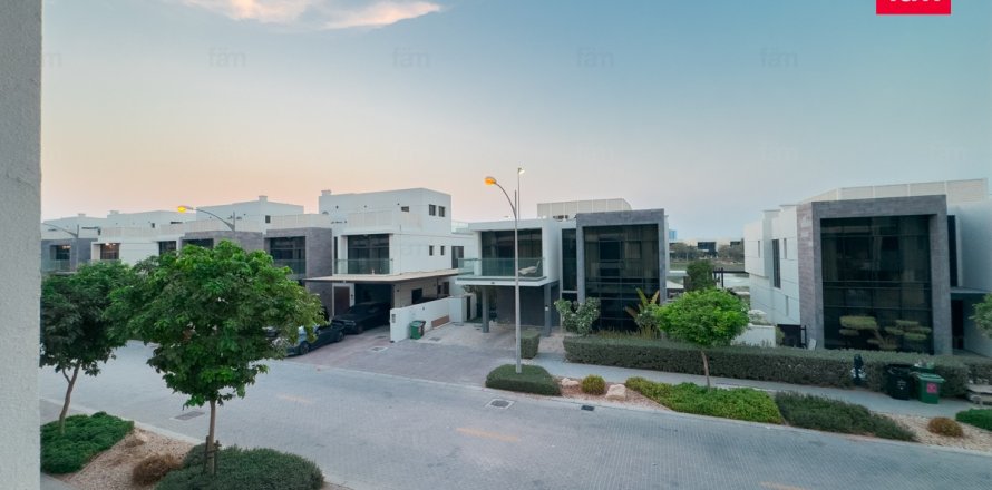 Таунхаус в Дубае, 3 спальни, 135.8м², № 58267