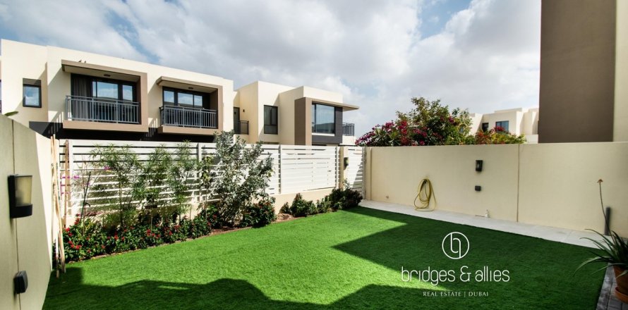 Вилла в Дубай Хилс Эстейт, Дубай, 3 спальни, 194м², № 90902