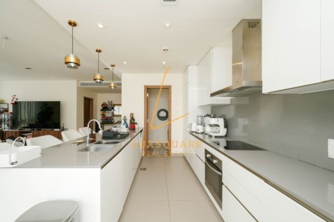 Apartment in Al Wasl, Dubai 3 bedrooms, 204 sq.m. № 95233 - photo 6