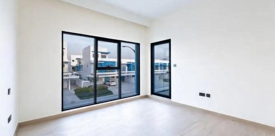 Townhouse in Dubai 5 bedrooms, 219.6 sq.m. № 95647