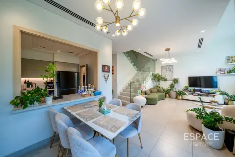 Adosado en Al Furjan, Dubai, 3 dormitorios, 244 m², № 122292