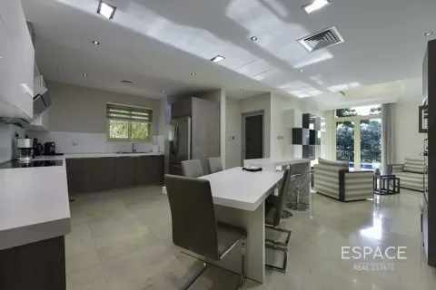 Villa en Jumeirah Islands, Dubai, 4 dormitorios, 492 m², № 122294 - foto 9