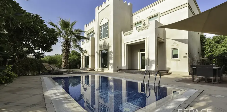 Villa en Jumeirah Islands, Dubai, 4 dormitorios, 492 m², № 122294
