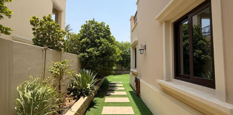 Villa à Dubai, 4 chambres, 405 m², № 115200