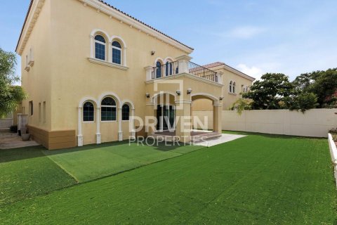 Villa en Jumeirah Park, Dubai, 3 dormitorios, 541.16 m², № 129732 - foto 1
