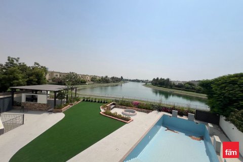 Villa à Dubai, 6 chambres, 700.9 m², № 40338 - photo 1