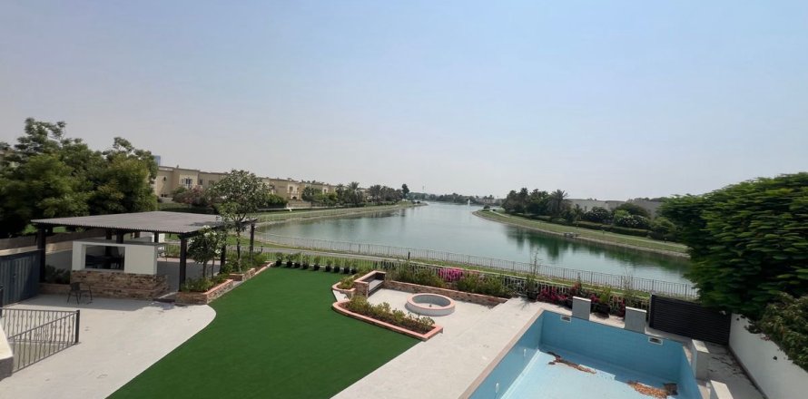 Villa à Dubai, 6 chambres, 700.9 m², № 40338
