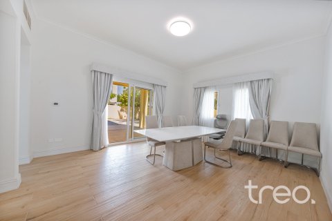 Villa in Meadows, Dubai 4 bedrooms, 380.81 sq.m. № 134689 - photo 19