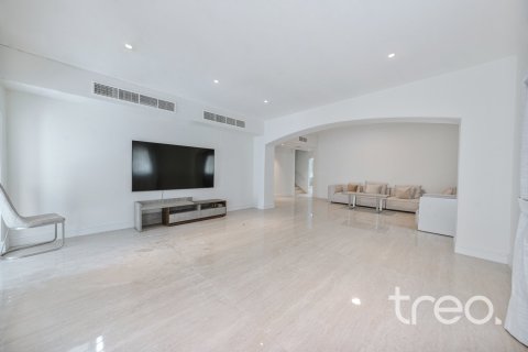 Villa in Meadows, Dubai 4 bedrooms, 380.81 sq.m. № 134689 - photo 17