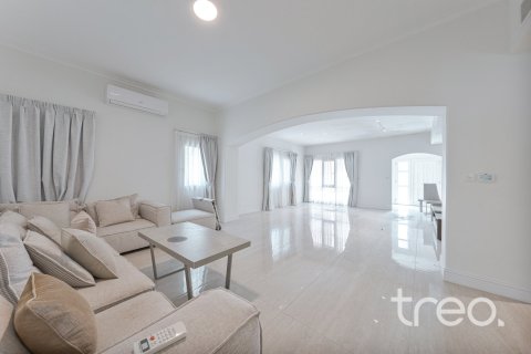 Villa in Meadows, Dubai 4 bedrooms, 380.81 sq.m. № 134689 - photo 16