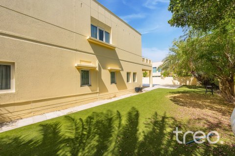 Villa in Meadows, Dubai 4 bedrooms, 380.81 sq.m. № 134689 - photo 3