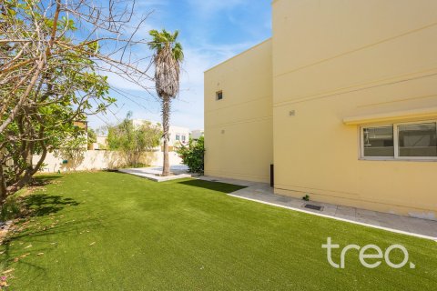 Villa in Meadows, Dubai 4 bedrooms, 380.81 sq.m. № 134689 - photo 13