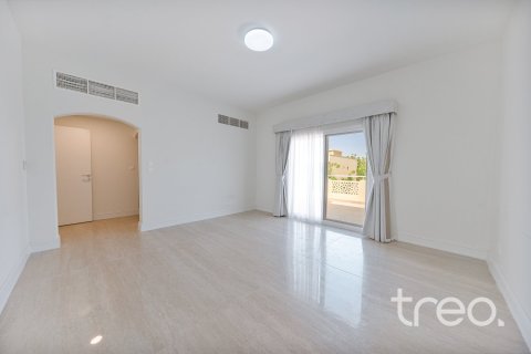 Villa in Meadows, Dubai 4 bedrooms, 380.81 sq.m. № 134689 - photo 11