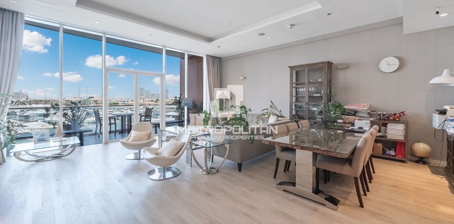 Apartment in Tiara Residences, Palm Jumeirah, Dubai 3 bedrooms, 211 sq.m. № 73447