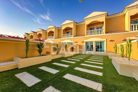 Townhouse in Jumeirah Village Triangle, Dubai 2 bedrooms, 152 sq.m. № 104722 - photo 2