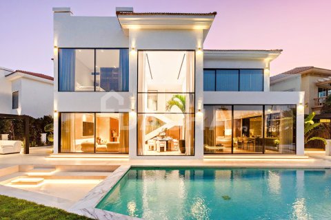 Villa in Jumeirah Islands, Dubai 4 bedrooms, 534 sq.m. № 104723 - photo 7