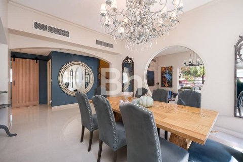 Villa in Dubai 4 bedrooms, 1096 sq.m. № 22216 - photo 9