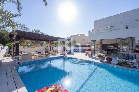 Villa in Dubai 4 bedrooms, 1096 sq.m. № 22216 - photo 1