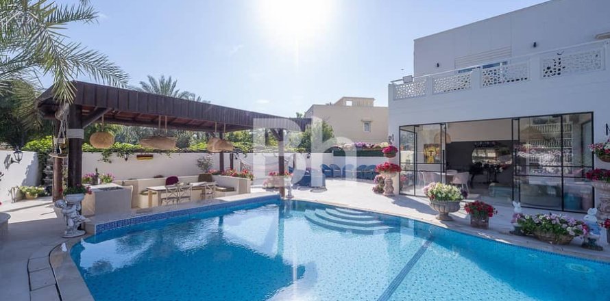 Villa in Dubai 4 bedrooms, 1096 sq.m. № 22216
