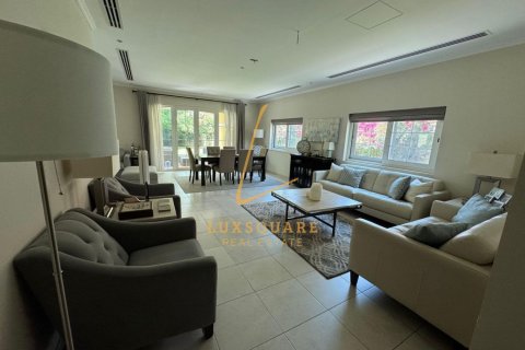 Villa in Jumeirah Park, Dubai 3 bedrooms, 861 sq.m. № 112349 - photo 2