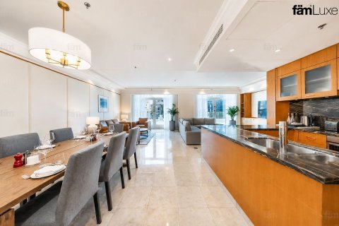 Apartment in DIFC, Dubai 4 bedrooms, 255.9 sq.m. № 109280 - photo 6