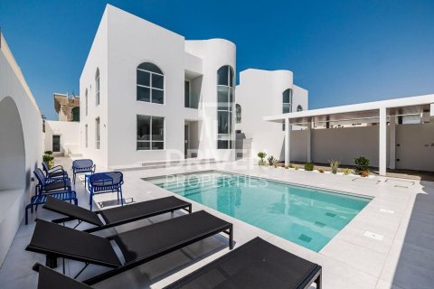 Villa in Umm Suqeim, Dubai 4 bedrooms, 297.29 sq.m. № 129431 - photo 5
