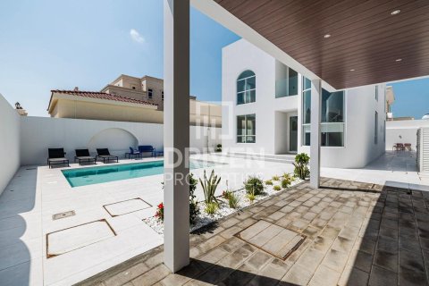 Villa in Umm Suqeim, Dubai 4 bedrooms, 297.29 sq.m. № 129431 - photo 3