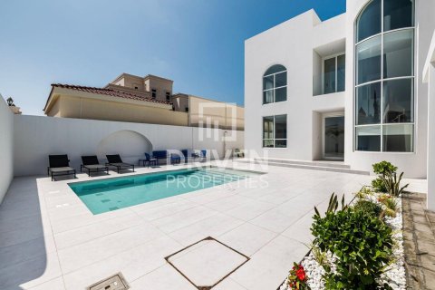 Villa in Umm Suqeim, Dubai 4 bedrooms, 297.29 sq.m. № 129431 - photo 4