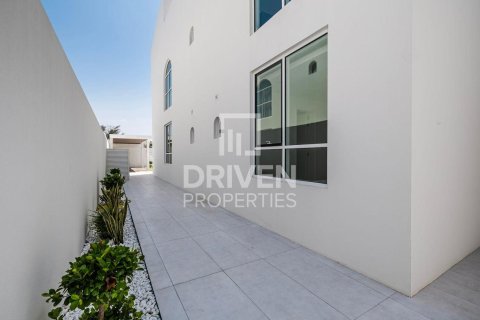 Villa in Umm Suqeim, Dubai 4 bedrooms, 297.29 sq.m. № 129431 - photo 14