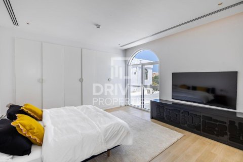 Villa in Umm Suqeim, Dubai 4 bedrooms, 297.29 sq.m. № 129431 - photo 20